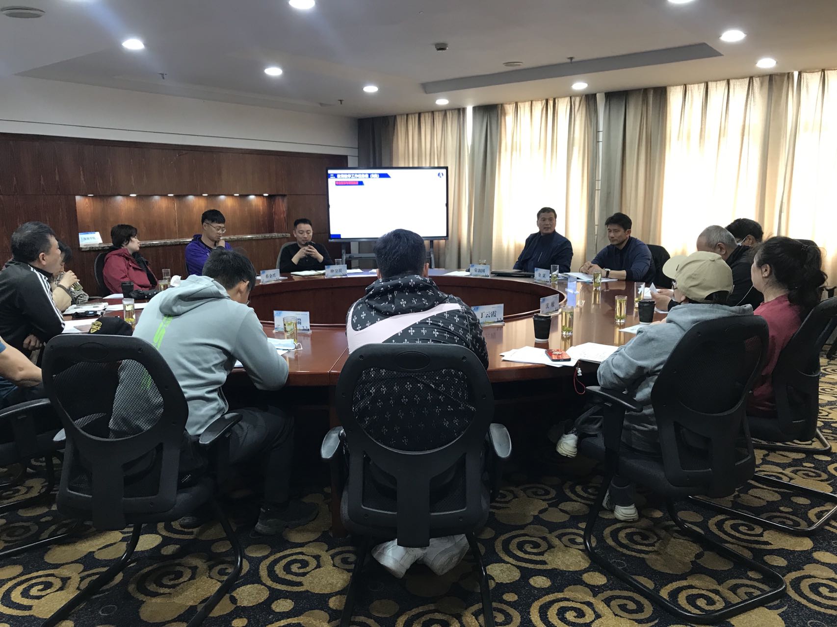 教师们在讨论 教师们在讨论