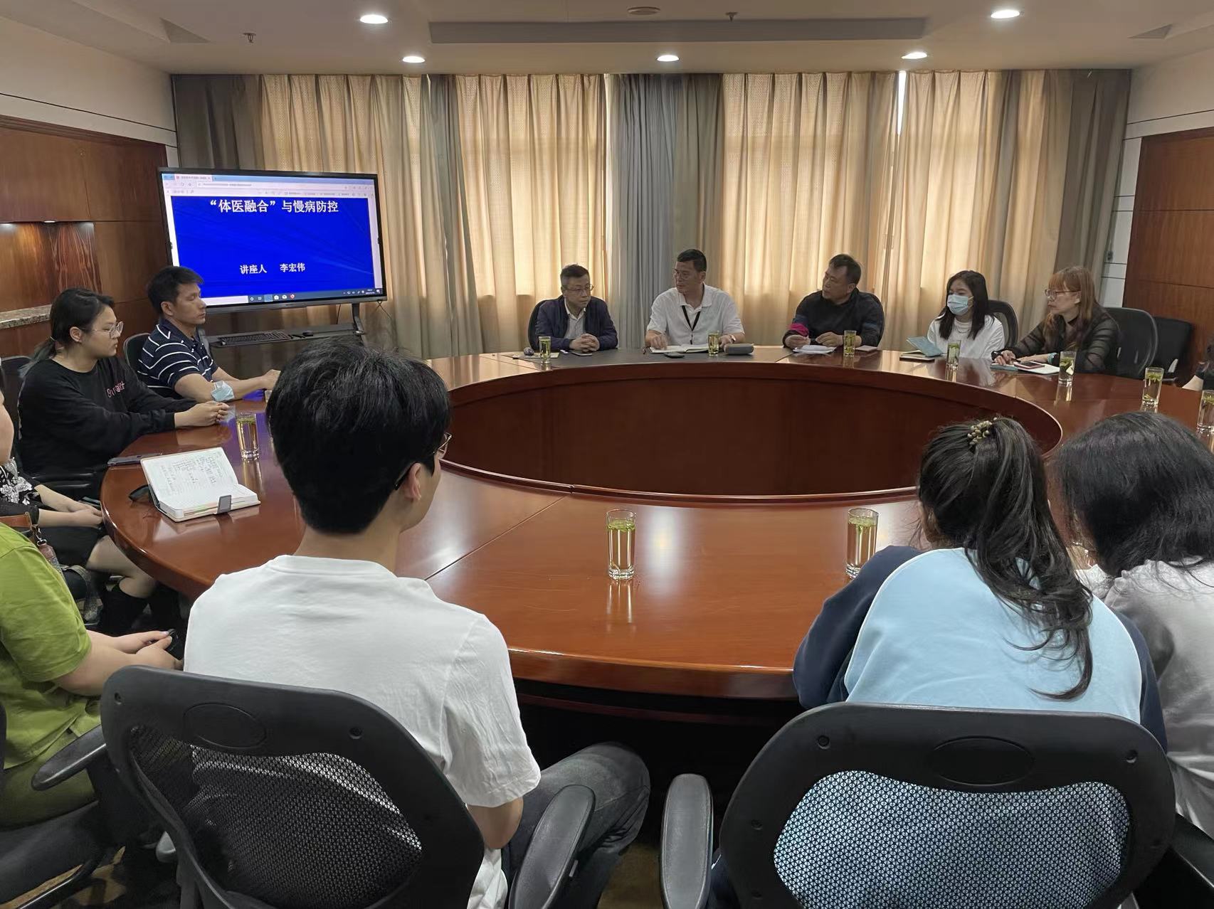 各位教师在听讲座 各位教师在听讲座